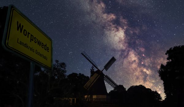 Nightscape-Aufnahme unserer Milchstraße vor dem Ortschild von Worpswede